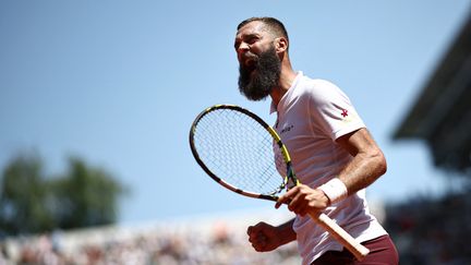 Benoît Paire laisse exploser sa rage. Le Français s'incline dès le premier tour, le 29 mai 2023, mais aura fait trembler la tête de série numéro 13 Cameron Norrie, poussée au cinquième set. Le public du Lenglen, lui, a vibré. (ANNE-CHRISTINE POUJOULAT / AFP)