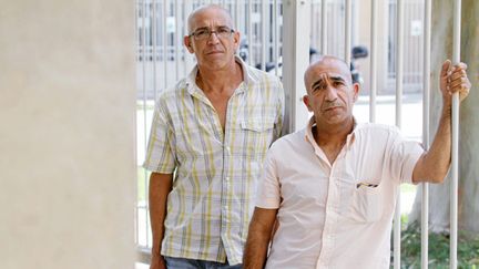 &nbsp; (Abdelkader Azzimani (avec des lunettes) et Abdelbrahim El Jabri, acquittés lors de leur procès en révision. © MICHAEL ESDOURRUBAILH Maxppp)