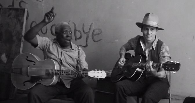 Johnny Depp en compagnie d'un bluesman à la jam session de Paul McCartney.
 (capture écran)