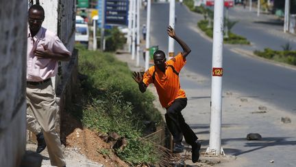 Des hommes fuient des combats &agrave; Bujumbura (Burundi), le 14 mai 2015. (GORAN TOMASEVIC / REUTERS)