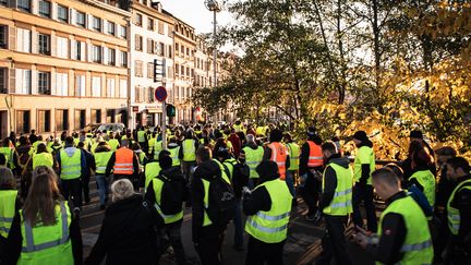 Les "gilets jaunes" manifestent à Strasbourg (Bas-Rhin), le 17 novembre 2018. (CHRISTOPH DE BARRY / HANS LUCAS)