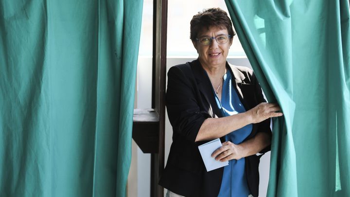 Marie-José Allemand vote pour le second tour des élections législatives, le 7 juillet 2024, à Gap (Hautes-Alpes). (THIBAUT DURAND / LE DAUPHINE / MAXPPP)