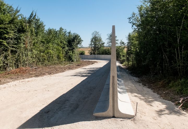 Pour empêcher les opposants au projet Cigéo d'occuper le bois Lejuc, sur la commune de Mandre-en-Barrois (Meuse), l'Andra érige un mur, mardi 19 juillet 2016.&nbsp; (MARIE-ADELAÏDE SCIGACZ / FRANCETV INFO)