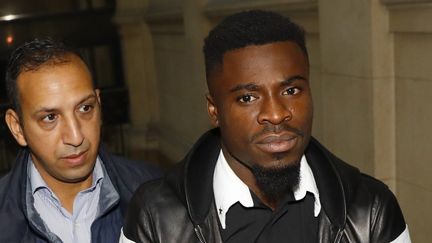 Le défenseur du PSG, Serge Aurier,&nbsp;lors de son arrivée au tribunal de Paris, le 26 septembre 2016. (PATRICK KOVARIK / AFP)