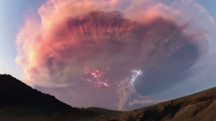 Capture d'&eacute;cran de l'orage volcanique film&eacute; par la BBC en Patagonie. (BBC / FRANCETV INFO )