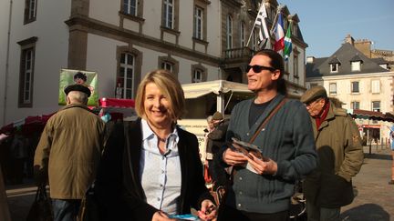 La députée Corinne Erhel et Jean-Michel Bouriah, référent En marche ! pour&nbsp;Lannion, sur le marché de Lannion (Côtes-d'Armor), jeudi 6 avril 2017. (CLEMENT PARROT / FRANCEINFO)