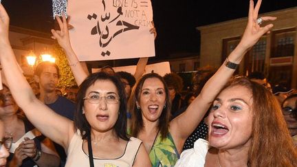 Rabat au Maroc, le 6 juillet 2015. Ces femmes protestent contre l'arrestation de deux Marocaines pour «outrage à la pudeur» et l'agression d'un homosexuel à Fès quelques jours auparavant. (FADEL SENNA / AFP)