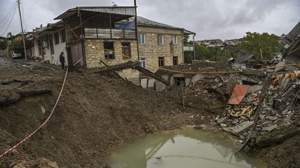 Un cratère causé par une explosion, le 6 octobre 2020, dans le Haut-Karabakh, en&nbsp;Azerbaïdjan. (ARIS MESSINIS / AFP)