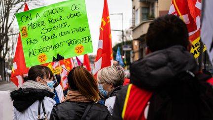 Manifestation de la fonction publique pour l'augmentation des salaires et la revalorisation du point d'indice des fonctionnaires, le 17 mars 2022 à Perpignan. (JC MILHET / HANS LUCAS VIA AFP)