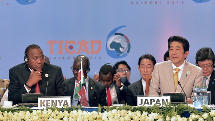 Le président kényan Uhuru Kenyatta et le Premier ministre du Japon, Shinzo Abe, à la tribune du 6e TICAD (Tokyo International Conference on African Development) à Nairobi le 28 août 2016. Ce sommet Afrique-Japon a lieu tous les trois ans.&nbsp; (TONY KARUMBA / AFP)