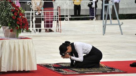 le 19 juillet, elle rend hommage à son père, le général Aung San et à huit autres dirigeants assassinés, le 19 juillet 1947. (AFP PHOTO / Soe Than WIN)