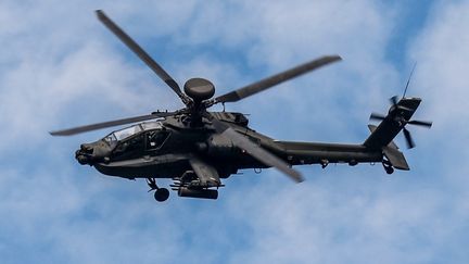 Un hélicoptère Apache manœuvre pendant un exercice de tir, alors que les menaces militaires de la Chine s'intensifient, dans le comté de Pingtung, à Taiwan, le 7 septembre 2022. (CENG SHOU YI / NURPHOTO / AFP)