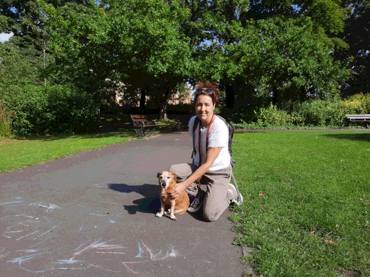 Dawn et son chien Alfie, à Newcastle. (RICHARD PLACE / RADIO FRANCE)