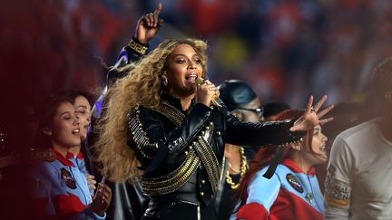 Beyoncé lors du show du 50e Super Bowl à Santa Clara (Californie, Etats-Unis), le 7 février 2016. (PATRICK SMITH / GETTY IMAGES NORTH AMERICA / AFP)