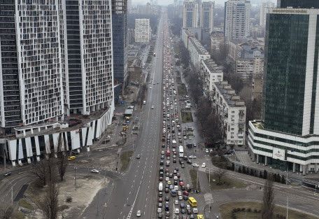 Par milliers, des Ukrainiens tentent de quitter Kiev en voiture, le 24 février 2022. (EMILIO MORENATTI / AP / SIPA)