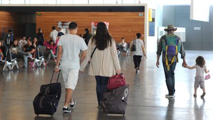 Des voyageurs dans le hall de l'a&eacute;roport de Toulouse-Blagnac, le 6 juillet 2012. (MAXPPP)