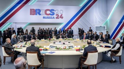 Les présidents sud-africain, chinois, russe, égyptien, iranien, émirati, les Premiers ministres indien et éthiopien ainsi que le ministre brésilien des Affaires étrangères au sommet des Brics 2024 à Kazan, le 23 octobre 2024. (HAMAD AL-KAABI / UAE PRESIDENTIAL COURT via AFP)