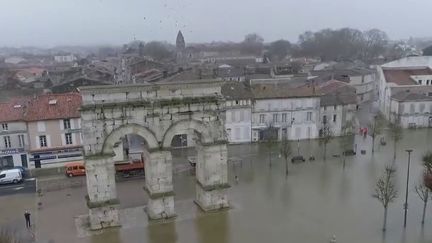 Inondations : les habitants de Saintes s'organisent face à une crue historique