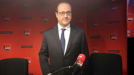 Le pr&eacute;sident de la R&eacute;publique, Fran&ccedil;ois Hollande, arrive dans le studio de France Inter, le 5 janvier 2015.&nbsp; (REMY DE LA MAUVINIERE / AFP)