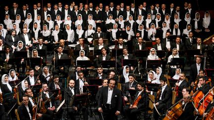 L'Orchestre symphonique de Téhéran, ici en mars 2015, avec son chef Ali Rahbari. 
 (AMIR POURMAND / ISNA / AFP)