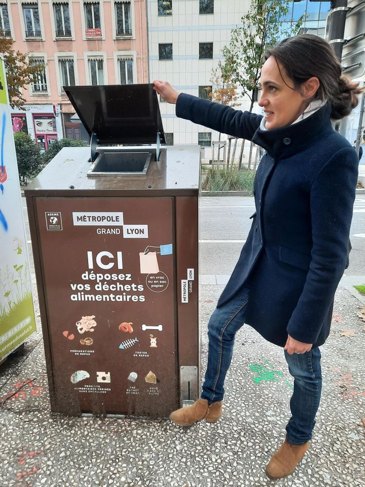 Isabelle Petiot, vice-présidente écologiste à la réduction des déchets pour la métropole de Lyon, devant une borne à compost. (MATHILDE IMBERTY / RADIOFRANCE)