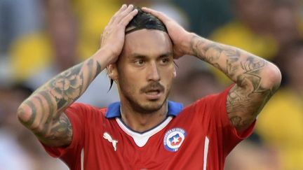 L'attaquant chilien Mauricio Pinilla, apr&egrave;s son tir sur la barre contre le Br&eacute;sil, le 28 juin 2014, en 8e de finale de la Coupe du monde, &agrave; Belo Horizonte (Br&eacute;sil).&nbsp; (JUAN MABROMATA / AFP)