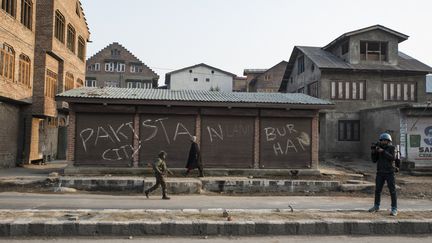 Sur un mur du quartier historique de Nawa Kadal, un graffiti "Pakistan City", dans la région du Cachemire indien, 1er décembre 2018.&nbsp; (ANTONI LALLICAN / HANS LUCAS)