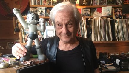 L'auteur et parolier Boris Bergman, chez lui, à Paris, avec Astro Boy, célèbre personnage de bande dessinée et de dessin animé japonais, en avril 2021. (JACKY BORNET)