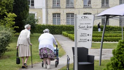 Des résidentes d'un Ehpad Orpea se promènent dans le jardin de leur établissement, le 25 mai 2022, à Saint-Omer (Pas-de-Calais). (MAXPPP)