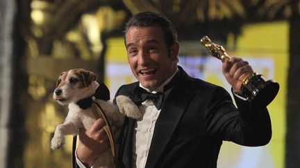 L'acteur Jean Dujardin remporte l'Oscar du meilleur acteur pour le film The Artist, le 26 février 2012 à Hollywood (Californie, Etats-Unis), devenant le premier comédien français à obtenir la prestigieuse statuette.&nbsp;&nbsp; (ROBYN BECK / AFP)