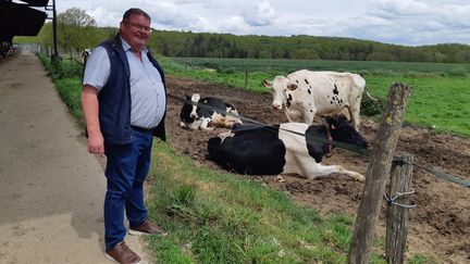 Philippe Cocagne devant ses vaches laitières. (GUILLAUME  GAVEN / FRANCE-INFO)