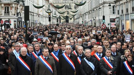 A Orl&eacute;ans, les &eacute;lus, ceints de leurs &eacute;charpes tricolores, ont pris la t&ecirc;te de la marche r&eacute;publicaine. (  MAXPPP)