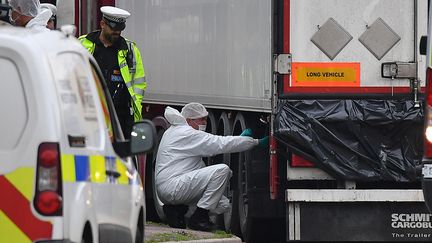 Des membres de la police scientifique britannique inspectent le camion dans lequel 39 migrants ont été retrouvés morts, le 23 octobre 2019 à Grays, à l'est de Londres. (BEN STANSALL / AFP)