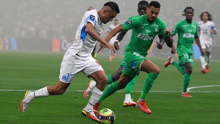 Le Marseillais Cengiz Under tente de prendre de vitesse la défense stéphanoise, le 28 août au Stade Vélodrome.&nbsp; (NICOLAS TUCAT / AFP)