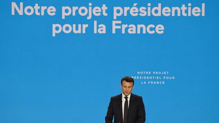 Le président de la République Emmanuel Macron lors d'une conférence de presse pour la présentation de son programme pour l'élection présidentielle 2022 le 17 mars 2022. (LUDOVIC MARIN / AFP)