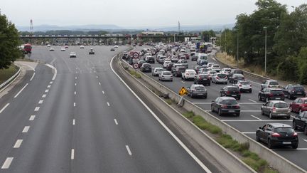 Des automobilistes au péage de Saint-Quentin-Fallavier (Isère), sur l'A43, le 8 juillet 2017.&nbsp; (ROMAIN LAFABREGUE / AFP)