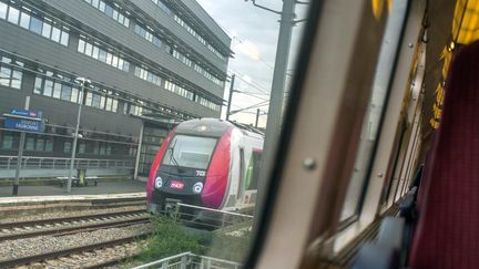 Un RER C, à Gennevilliers (Hauts-de-Seine) le 6 octobre 2015. (MAXPPP)