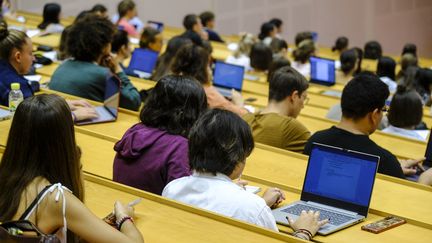 Des étudiants dans un amphithéâtre de l'université d'Angers (Maine-et-Loire), le 2 septembre 2022. (JEAN-MICHEL DELAGE / HANS LUCAS / AFP)