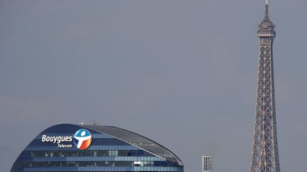 &nbsp; (La façade de la tour Bouygues Telecom à Issy-les-Moulineaux © Christian Hartmann/Reuters)