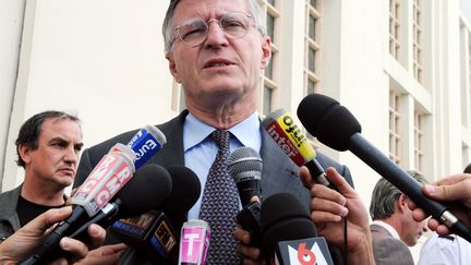 L'ancien PDG de Total Thierry Desmarest, apr&egrave;s son audition dans le cadre du premier proc&egrave;s AZF, le 10 juin 2009, &agrave; Toulouse (Haute-Garonne). (PASCAL PAVANI / AFP)