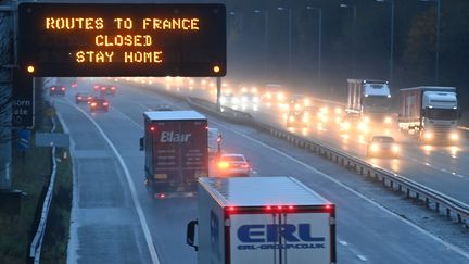 Sur l'autoroute anglaise M56 le 21 décembre 2020 un affichage lumineux indique : "Routes vers la France fermées. Restez chez vous". (PAUL ELLIS / AFP)