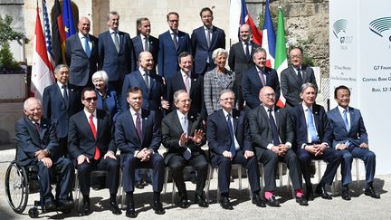 Les décideurs économiques du G7, lors du sommet du G7 à Bari (Italie), le 13 mai 2017. (ALBERTO PIZZOLI / AFP)