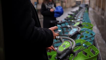 Les nouveaux vélos en libre-service à Paris sont gérés par Smovengo depuis début 2018. (GUILLAUME SOUVANT / AFP)