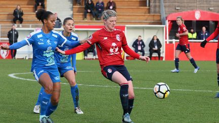 Soyaux (en bleu) face à Lille lors d'un match de D1 en décembre 2017. (MAXPPP)