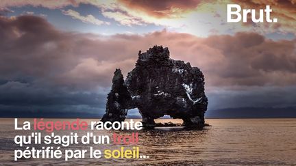 Un troll pétrifié par les rayons du soleil… Selon la légende, c'est comme ça que serait né cet énorme rocher au nord de l'Islande.