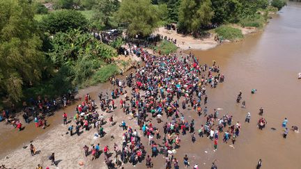 Des migrants traversent la rivière&nbsp;Suchiate&nbsp;au Guatemala pour se rendre au&nbsp;Mexique, le 29 octobre 2018. (CARLOS ALONZO / AFP)