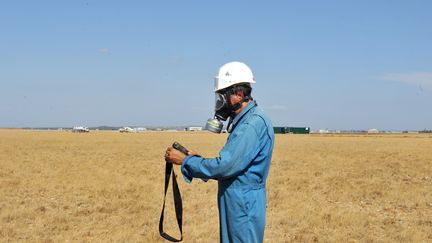 Un employ&eacute; de la&nbsp;SPSE travaille, le 12 ao&ucirc;t 2009, dans la r&eacute;serve naturelle&nbsp;Coussouls de Crau (Bouches-du-Rh&ocirc;ne), pollu&eacute;e par une fuite d'hydrocarbure. (MICHEL GANGNE / AFP)