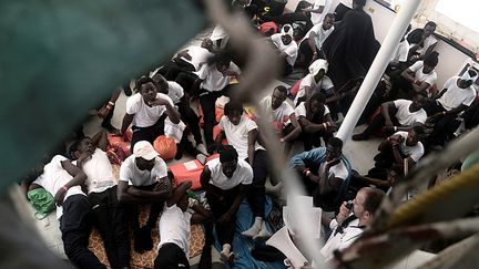 Des migrants sur le pont de l'"Aquarius", un navire humanitaire, le 12 juin 2018, après avoir été secourus en mer Méditerranée. (REUTERS)