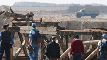 Inspecteurs de l'ONU sur un site sensible en Irak (ici à Amariyah, à 40 km au sud-ouest de Bagdad) le 27-11-2002. (Reuters - Pool - Hussein Malla)