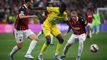 Les joueurs nantais et niçois se disputent le ballon lors de la finale de la Coupe de France, à Saint-Denis (Seine-Saint-Denis), le 7 mai 2022. (FRANCK FIFE / AFP)